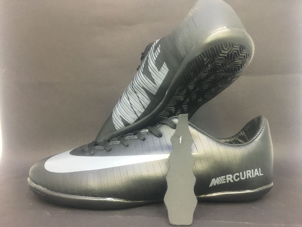 کفش فوتسال حرفه ای مناسب سالن کفش فوتسال حرفه ای مناسب سالن