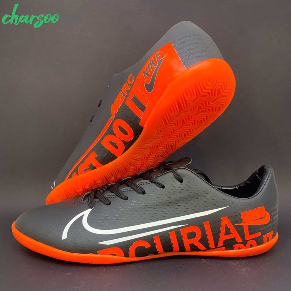 کفش حرفه ای مخصوص فوتسال در سالن کفش حرفه ای مخصوص فوتسال در سالن