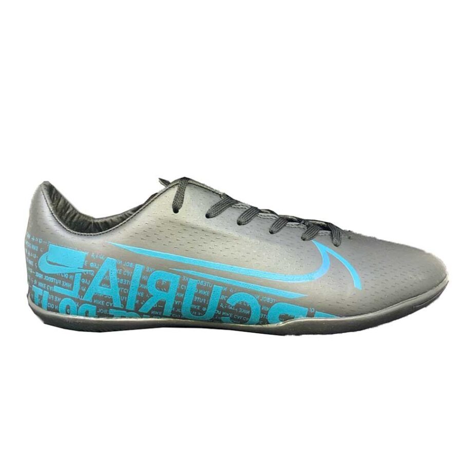 کتانی مخصوص فوتسال در سالن