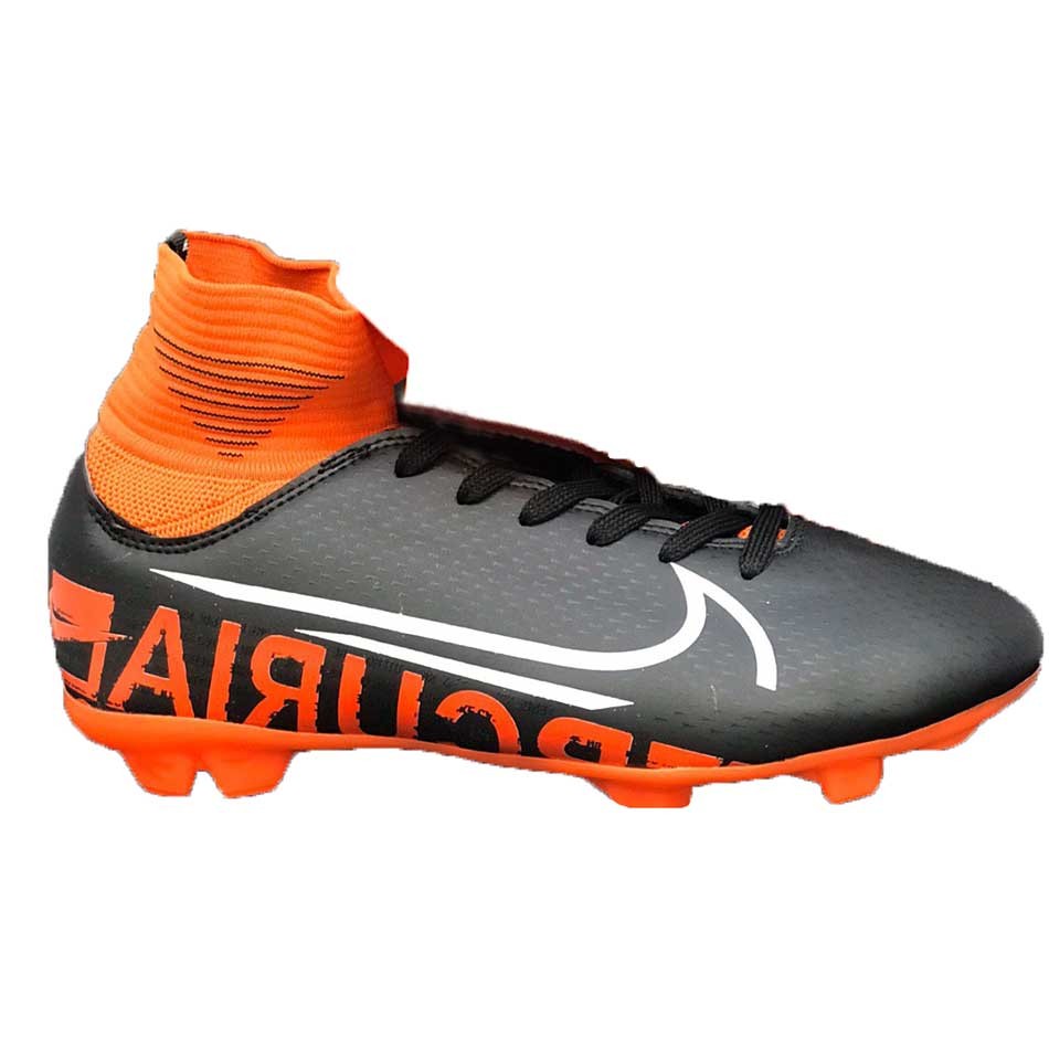 کفش فوتبال میخ دار مخصوص فوتبال در چمن طبیعی