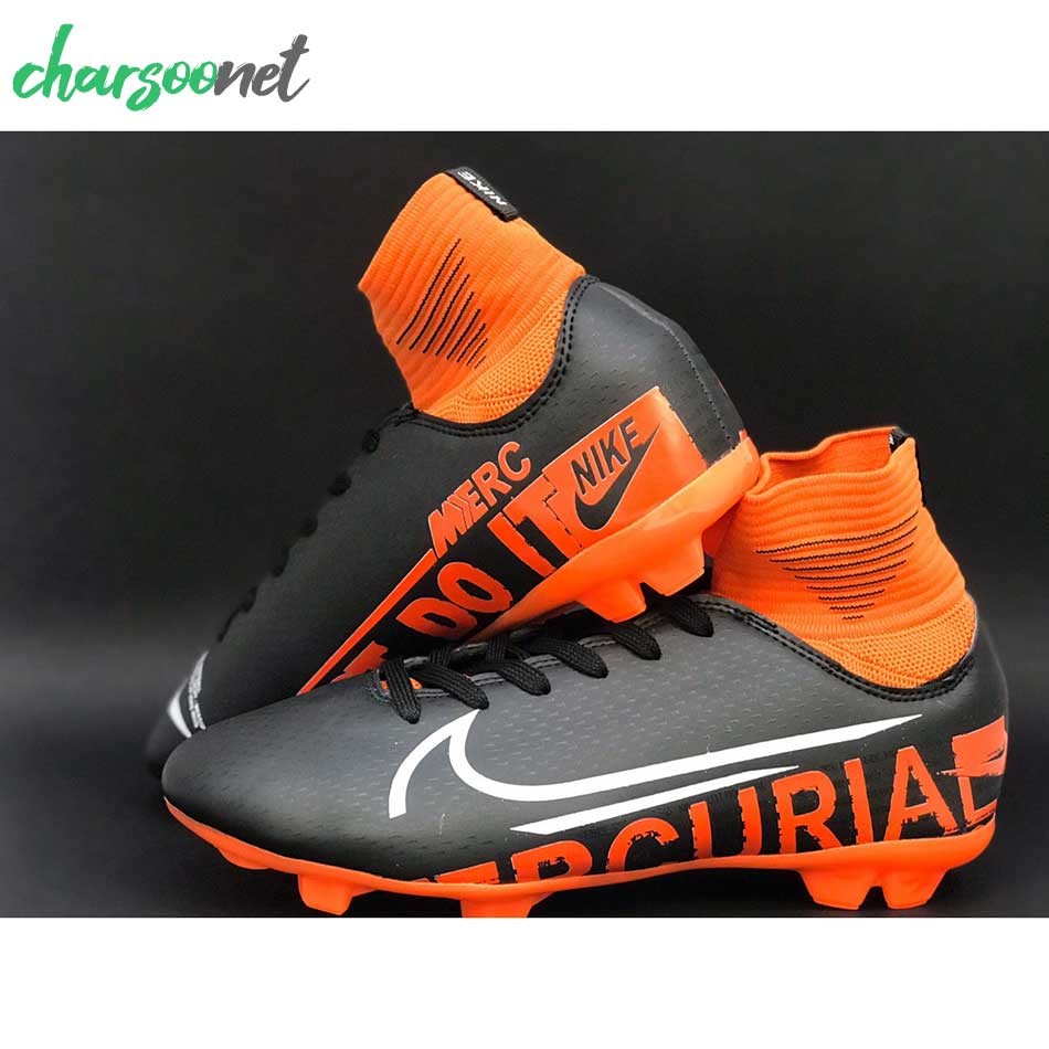 کفش فوتبال میخ دار مخصوص فوتبال در چمن طبیعی